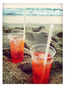 Italian summer camp with Italearn.com the photo depicts 2 sprits cocktails in the sand